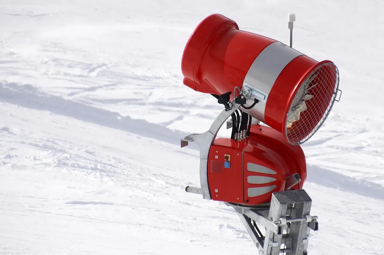 Rote Propeller-Schneekanone auf einer verschneiten Piste